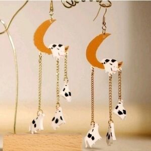 MODCLOTH OVER THE MOON CÒW EARRINGS 1